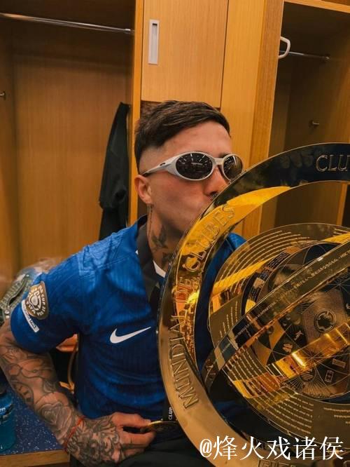 切尔西晒世俱杯奖杯搭机照：奖杯回家，一路顺风