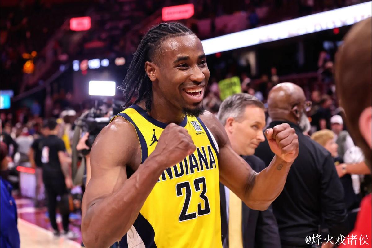 史密斯关键时刻力挽狂澜:8分两记三分赢得喝彩 史密斯关键时刻力挽狂澜:8分两记三分赢得喝彩